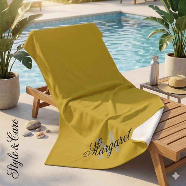 Toalla de playa de oro personalizada M con nombre  (Custom M Gold Beach Towel with Name and Initial)