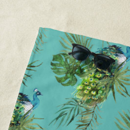 Toalla de playa de pavo real y hojas tropicales