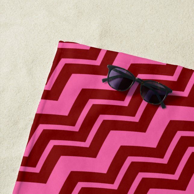 Toalla De Playa Diseño de Chevron Zigzag Rojo Granate Rosa  (In situ)