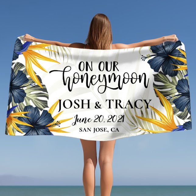 Toalla De Playa Elegante Chic Tropical Personalizados Recién Casad (Stylish Chic Tropical Personalized Newlyweds Beach Towel)