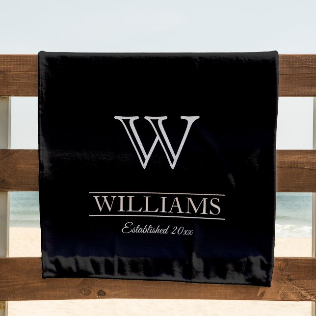 Toalla De Playa Elegante y único nombre de familia Monograma Clási (his beach towel is a lovely gift for your family. It features your name and monogram.)