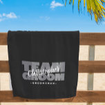 Toalla De Playa Equipo Groom Groomsman Boda Guay Retro Black Pool<br><div class="desc">El diseño de toallas de playa personalizado para los padrinos incluye "TEAM GROOM" en negrita de color gris claro sobre un fondo negro sólido. El nombre del personalizar groomsman en un guión blanco y crujiente. A continuación se muestra el título o el texto del personalizado. Todos los colores de este...</div>