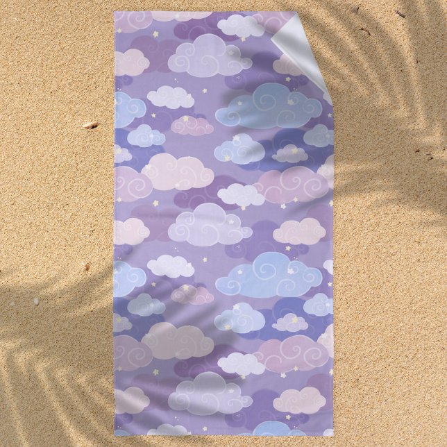 Toalla De Playa Espectacular patrón de nubes pasteles y estrellas (Whimsical Purple Clouds and Sky Pattern Beach Towel)