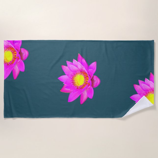 Toalla De Playa Flores de Loto Rosadas Magenta sobre Azul (Anverso)