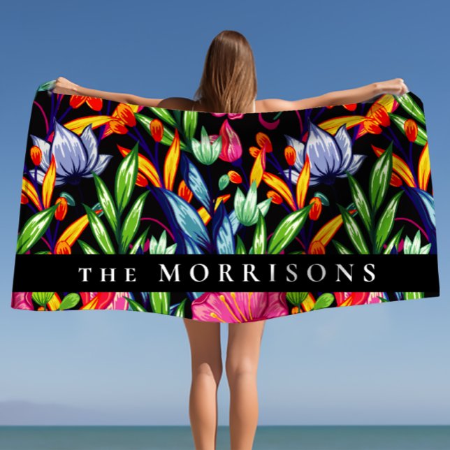 Toalla De Playa Fondo del patrón floral de nombre familiar persona (Personalized Family Name Floral Pattern Background Beach Towel)