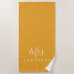 Toalla De Playa Futuro de moda Sra Mellow Yellow Monogram Beach To<br><div class="desc">Moda monogramada toalla de playa con el texto Sra. en caligrafía de escritura blanca y elegante sobre un fondo amarillo suave. Puede personalizar esta toalla de playa de lujo con su nombre casado. Un regalo perfecto para la pareja recién casada con la toalla Mr. Beach a juego o para la...</div>
