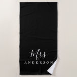 Toalla De Playa Futuro de moda Sra. Monograma negro y blanco<br><div class="desc">Toalla de playa monogramada en blanco y negro de moda con el texto Mrs en caligrafía de escritura blanca y elegante. Puede personalizar esta toalla de playa de lujo con su nombre casado. Un regalo perfecto para la pareja recién casada con la toalla Mr. Beach a juego o para la...</div>