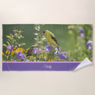 Toalla De Playa Goldfinch en una flor harebell
