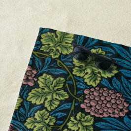 Toalla De Playa  Grapevines with clusters of pink grapes 