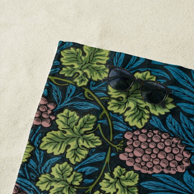 Toalla De Playa  Grapevines with clusters of pink grapes  (In situ)