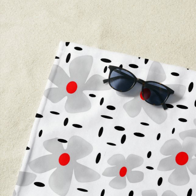 Toalla De Playa gris con flores rojas sobre fondo blanco retro (In situ)