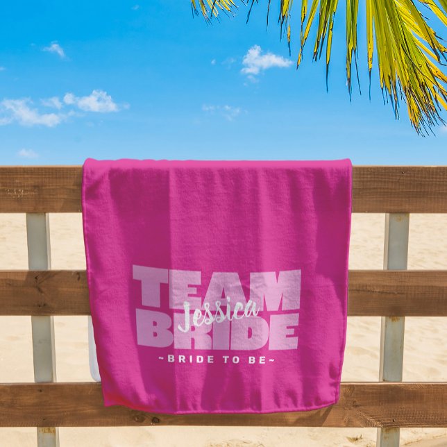 Toalla De Playa Grupo Retro Rosa Retro De Moda De Boda De Nombre D (Team Bride, Bride To Be Custom Name Wedding Chic Bachelorette Party Retro Pink Pool Beach Towel)