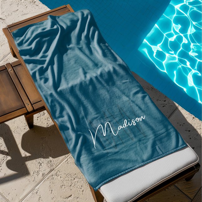 Toalla De Playa Guión de nombre de monograma moderno azul (Modern Monogram Name Script Blue Beach Towel)