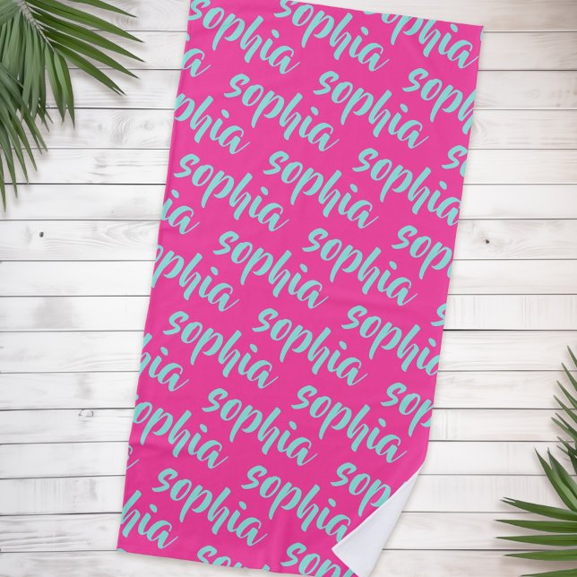 Toalla De Playa Guión de nombre personalizado azul de Aqua en negr (Aqua blue custom name script bold hot pink beach towel)