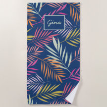 Hojas tropicales de palma coloridas sobre azul osc