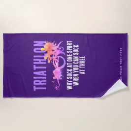 Toalla De Playa Humor divertido de triatlón morado y rosado Typo