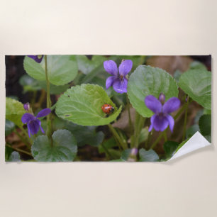 Toalla De Playa Ladybug sobre las dulces flores violetas