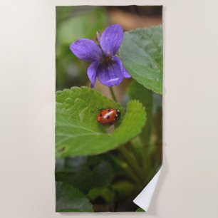 Toalla De Playa Ladybug sobre las dulces flores violetas