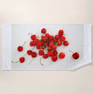 Toalla De Playa Las cerezas rojas con luz natural yacen en blanco