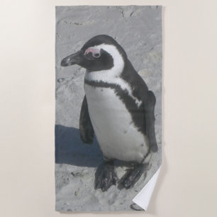 Toalla de playa linda del pingüino que camina
