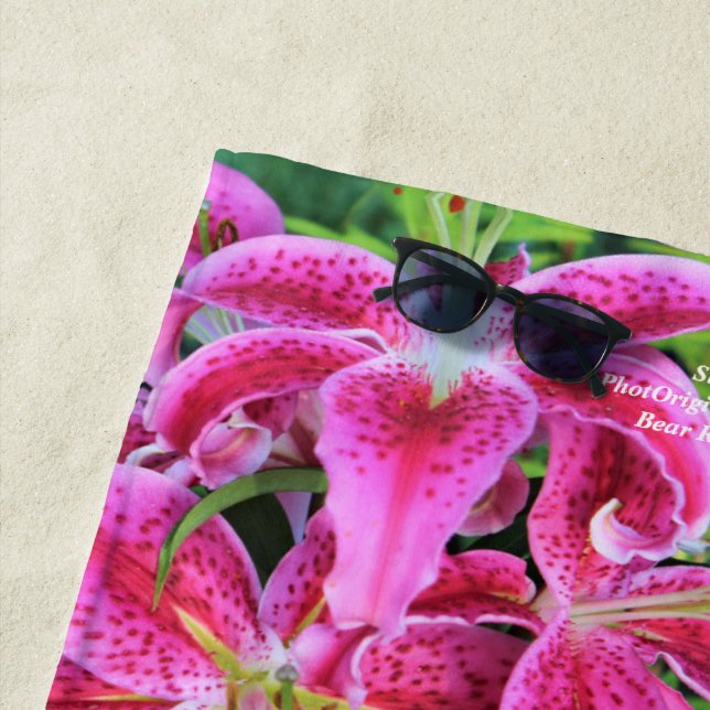 Toalla De Playa Lirios orientales del Stargazer, modelo grande (In situ)