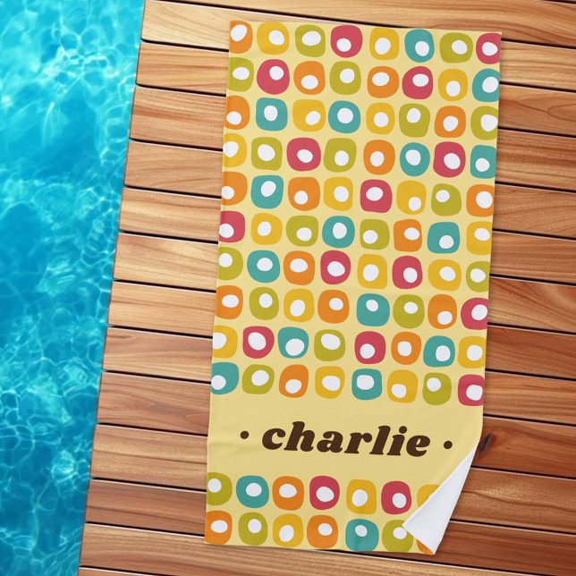 Toalla De Playa Los puntos retro tienen un nombre personalizado co (Retro dots custom name colorful beach towel)