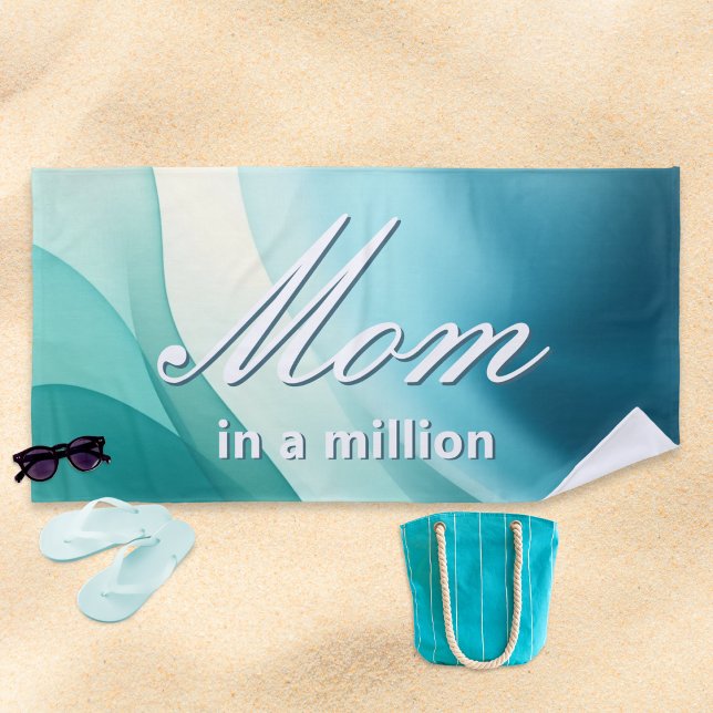 Toalla De Playa Mamá en un millón de elegantes Aqua (A chic beach towel with 'Mom in a million' slogan in white script on a turquoise abstract background)