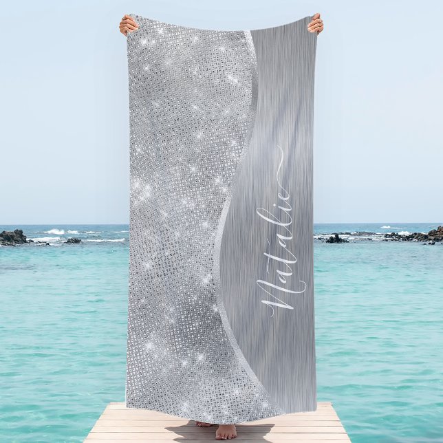 Toalla De Playa Metálico personalizado del Purpurina de plata Glam (You’ll feel like a star with this personalized beach towel that shines in silver glitter.)