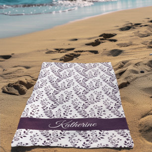 Toalla De Playa Minimalista Moderna Ciruela Oscura Floral Script