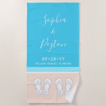 Toalla De Playa Moda Aniversario de la luna de miel de la boda de<br><div class="desc">A la novia y al novio les encantarán las toallas de playa personalizadas como regalo de bienvenida para un boda junto al mar. Todo el texto es sencillo para el personalizar. El color azul turquesa pastel y el azul turquesa claro presentan tipografía blanca brillante, nombres, iniciales, fecha boda, ubicación y...</div>