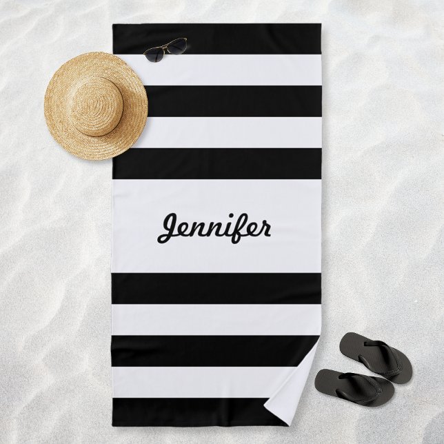 Toalla De Playa Moda Bandas negras y blancas personalizadas (Chic Black and White Stripes Personalized Beach Towel)