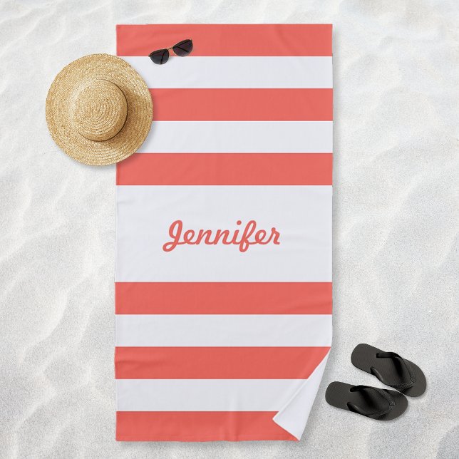 Toalla De Playa Moda Coral y franjas blancas personalizadas (Chic Coral and White Stripes Personalized Beach Towel)