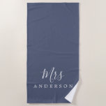 Toalla De Playa Moda Futuro Sra. Blue Indigo Monograma<br><div class="desc">toalla de playa monogramada de color azul moda con el texto Mrs. en blanco y elegante caligrafía de escritura. Puede personalizar esta toalla de playa de lujo con su nombre casado. Un regalo perfecto para la pareja recién casada con la toalla Mr. Beach a juego o para la ducha nupcial....</div>