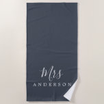Toalla De Playa Moda Futuro Sra. Dark Blue Monograma<br><div class="desc">Moda toalla de playa monogramada azul oscuro con el texto señora en caligrafía de escritura blanca elegante. Puede personalizar esta toalla de playa de lujo con su nombre casado. Un regalo perfecto para la pareja recién casada con la toalla Mr. Beach a juego o para la ducha nupcial. Diseñado exclusivamente...</div>