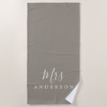 Toalla De Playa Moda Futuro Sra. Gray Monogram<br><div class="desc">Toalla de playa monogramada de color gris moda con el texto Mrs. en caligrafía de escritura blanca y elegante. Puede personalizar esta toalla de playa de lujo con su nombre casado. Un regalo perfecto para la pareja recién casada con la toalla Mr. Beach a juego o para la ducha nupcial....</div>