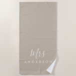 Toalla De Playa Moda Futuro Sra. Gray Monogram<br><div class="desc">Toalla de playa monogramada de color gris moda con el texto Mrs. en caligrafía de escritura blanca y elegante. Puede personalizar esta toalla de playa de lujo con su nombre casado. Un regalo perfecto para la pareja recién casada con la toalla Mr. Beach a juego o para la ducha nupcial....</div>