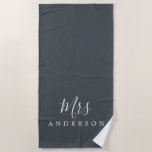 Toalla De Playa Moda Futuro Sra. Off-Black Monograma<br><div class="desc">Moda de toalla de playa monogramada de color negro con el texto Mrs. en caligrafía de escritura blanca y elegante. Puede personalizar esta toalla de playa de lujo con su nombre casado. Un regalo perfecto para la pareja recién casada con la toalla Mr. Beach a juego o para la ducha...</div>