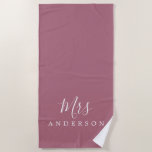 Toalla De Playa Moda Futuro Sra. Purple Cassis Monograma<br><div class="desc">Moda de cassis morada monogramada toalla de playa con el texto Mrs en blanco elegante caligrafía de escritura. Puede personalizar esta toalla de playa de lujo con su nombre casado. Un regalo perfecto para la pareja recién casada con la toalla Mr. Beach a juego o para la ducha nupcial. Diseñado...</div>