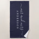 Toalla De Playa Moda Nueva boda Sr. Sra. Dark Blue Monogrammed<br><div class="desc">Moda toalla de playa monogramada azul oscuro con el texto grande Mr. y Mrs. en blanco elegante. Puedes personalizar esta elegante toalla de playa con tu nombre casado. Un regalo perfecto para la pareja recién casada. Diseñado exclusivamente para usted por Happy Dolphin Studio.</div>