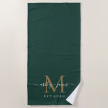 Toalla De Playa Moda Nuevo guión de monograma de oro oscuro verde<br><div class="desc">Toalla de playa de color verde oscuro de moda con su monograma dorado, año establecido y nombres en elegante caligrafía manuscrita y tipografía moderna y elegante. Un regalo perfecto para la pareja recién casada. Diseñado exclusivamente para usted por Happy Dolphin Studio. Si necesita ayuda o productos que coincidan, por favor...</div>