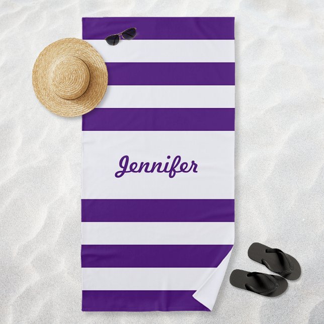 Toalla De Playa Moda Rayas moradas y blancas personalizadas (Chic Purple and White Stripes Personalized Beach Towel)
