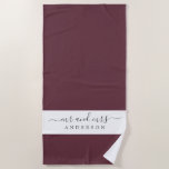 Toalla De Playa Moda Recién Contratado Sr. Burgundy Monogrammed<br><div class="desc">Moda burgundy monogramó toalla de playa con el texto Mr. y Mrs. en un guión elegante. El color negro del bosque se utiliza para la elegante toalla de playa que se puede personalizar con el nombre de su pareja. Un regalo perfecto para la pareja recién casada. Diseñado exclusivamente para usted...</div>