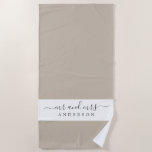 Toalla De Playa Moda Recién Contratado Sr. Gray White Monogrammed<br><div class="desc">Toalla de playa en blanco y gris moda monogramada con el texto Mr. y Mrs. en un guión elegante. Puedes personalizar esta elegante toalla de playa con tu nombre casado. Un regalo perfecto para la pareja recién casada. El shiitake de color se utiliza para este diseño. Diseñado exclusivamente para usted...</div>