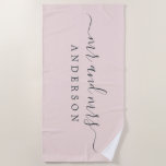 Toalla De Playa Moda Recién Contratado Sr. Pastel Pink Monogrammed<br><div class="desc">Toalla de playa monogramada rosa pastel de moda con el texto grande Mr. y Mrs. en blanco elegante. Puedes personalizar esta elegante toalla de playa con tu nombre casado. Un regalo perfecto para la pareja recién casada. Diseñado exclusivamente para usted por Happy Dolphin Studio.</div>