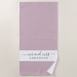 Toalla De Playa Moda Recién Contratado Sr. Pastel Purple Monogramm<br><div class="desc">Toalla de playa monogramada de color púrpura pastel de moda con el texto Mr. y Mrs. en un guión elegante y fuera de negro. Puedes personalizar esta elegante toalla de playa con tu nombre casado. Un regalo perfecto para la pareja recién casada. Diseñado exclusivamente para usted por Happy Dolphin Studio....</div>