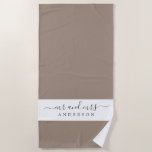Toalla De Playa Moda Recién Contratado Sr. Taupe White Monogrammed<br><div class="desc">Taupe de moda y toalla de playa monogramada blanca con el texto Mr. y Mrs. en un guión elegante. Puedes personalizar esta elegante toalla de playa con tu nombre casado. Un regalo perfecto para la pareja recién casada. Para este diseño se utiliza el dique seco de color. Diseñado exclusivamente para...</div>