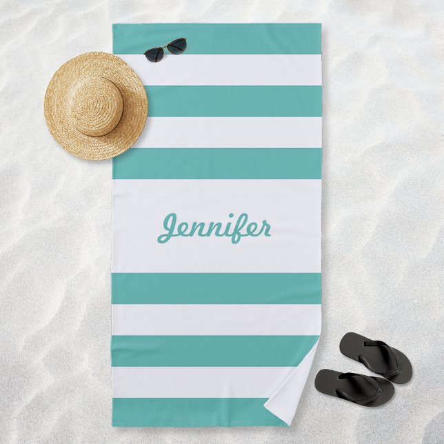 Toalla De Playa Moda Verde azulada y franjas blancas personalizada (Chic Teal and White Stripes Personalized Beach Towel)
