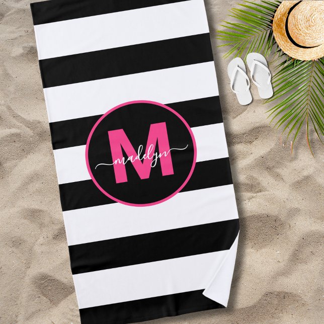 Toalla De Playa Monograma de la franja blanca negra con el nombre  (Black White Stripe Hot Pink Name Monogram Beach Towel)