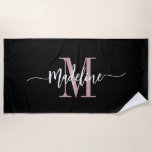 Toalla De Playa Monograma de nombre con estilo personalizado en ne<br><div class="desc">Toalla de playa moderna, trendy y elegante con tu nombre personalizado y inicial en un diseño de caligrafía con florituras (asegúrate de mantener los emoticonos o espacios junto al nombre completo para que las florituras permanezcan). Esta es la versión en rosa y negro. Fácil de personalizar tamaño y agregar más...</div>