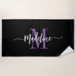 Toalla De Playa Monograma de nombre con estilo personalizado negro<br><div class="desc">Toalla de playa moderna, trendy y elegante con tu nombre personalizado y inicial en un diseño de caligrafía con florituras (asegúrate de mantener los emoticonos o espacios junto al nombre completo para que las florituras permanezcan). Esta es la versión morada y negra. Fácil de personalizar tamaño y agregar más texto...</div>